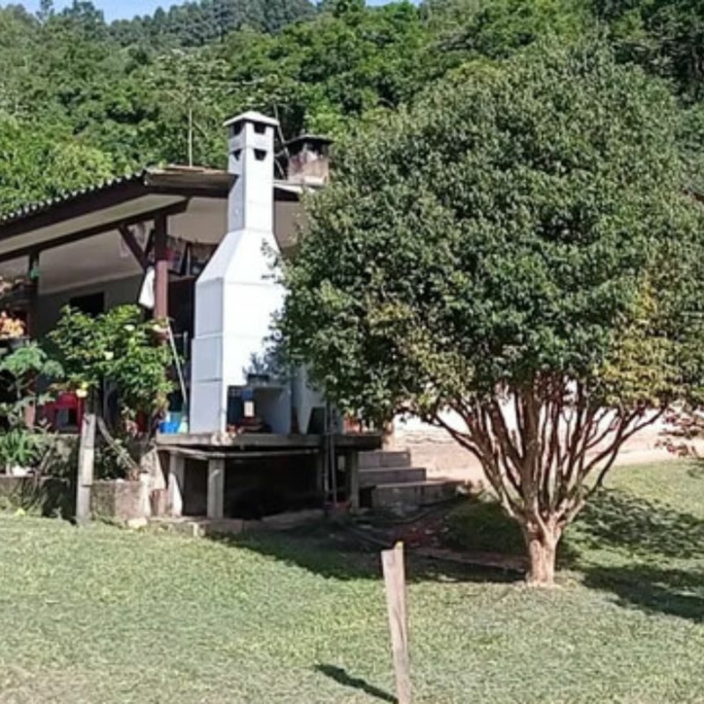 Chácara à venda Casa na Floresta em Juquitiba em SP, linda chácara com lago ao fundo.