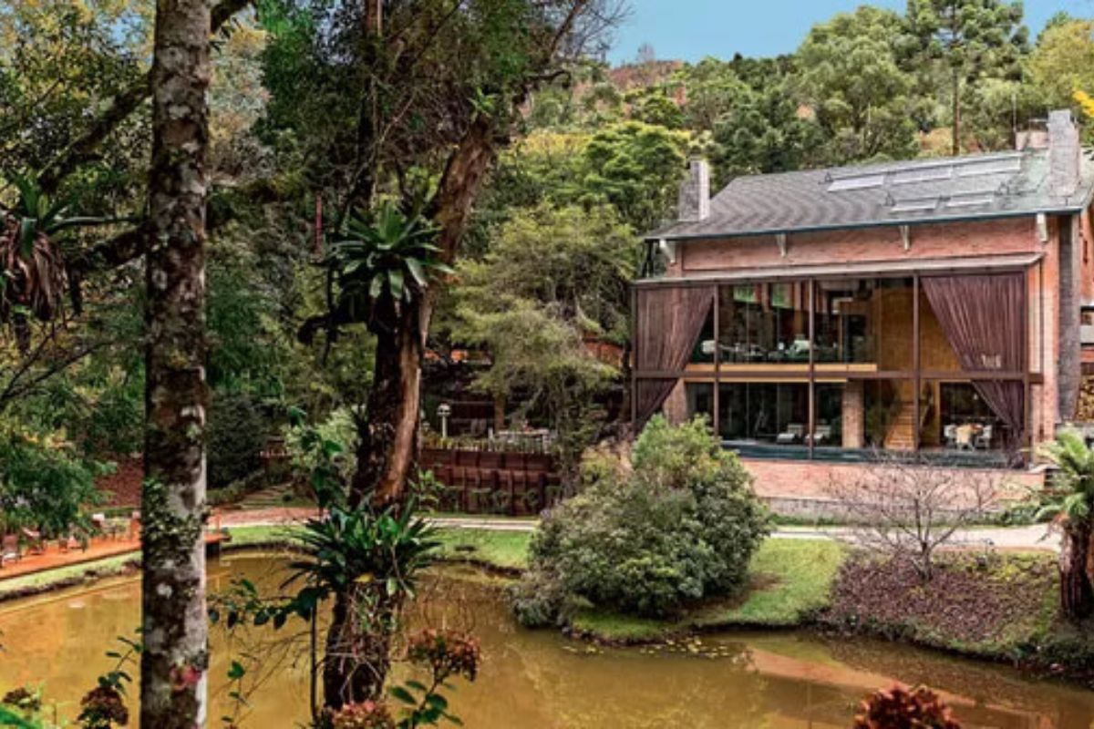 Chácara à venda, linda e charmosa chácara em meio a natureza da cidade de Juquitiba. São 8.000 M² de pura paisagem, ar fresco e puro, com mina d'água, riacho e totalmente arborizada.