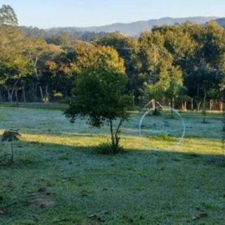 Chácara em São Lourenço da Serra com casa de alvenaria, espaço de lazer amplo há apenas 30 minutos do Rodoanel.