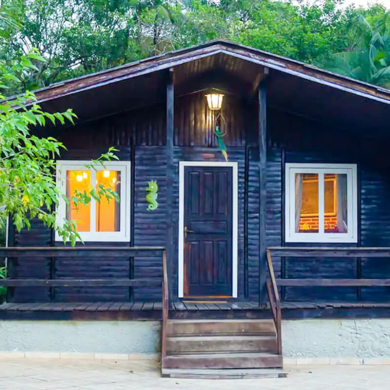 Encante-se com as Casas de Campo! O que são casas de campo? Casas de campo são residências rurais que combinam conforto e natureza, situadas em áreas tranquilas como sítios, chácaras ou regiões campestres. Com designs que variam do rústico ao moderno, são ideais para quem busca lazer, moradia serena ou um refúgio para a família. Por que escolher uma casa de campo? Uma casa de campo oferece qualidade de vida, com espaço para jardins, áreas de convivência e contato com a natureza. Perfeita para finais de semana, moradia permanente ou aluguel de temporada, também representa um investimento com potencial de valorização. O que você encontra aqui? Nossa seleção inclui casas de campo charmosas, com varandas acolhedoras, lareiras, pomares ou vistas para paisagens naturais. Cada propriedade é única, com acabamentos que harmonizam conforto e o charme rural. Viva seu sonho no campo! Seja para relaxar, viver ou investir, explore nossas casas de campo e encontre o lar perfeito para criar memórias inesquecíveis em meio à natureza.