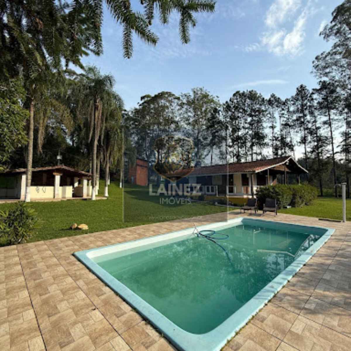 Chácara maravilhosa com piscina em meio à Mata Atlântica.