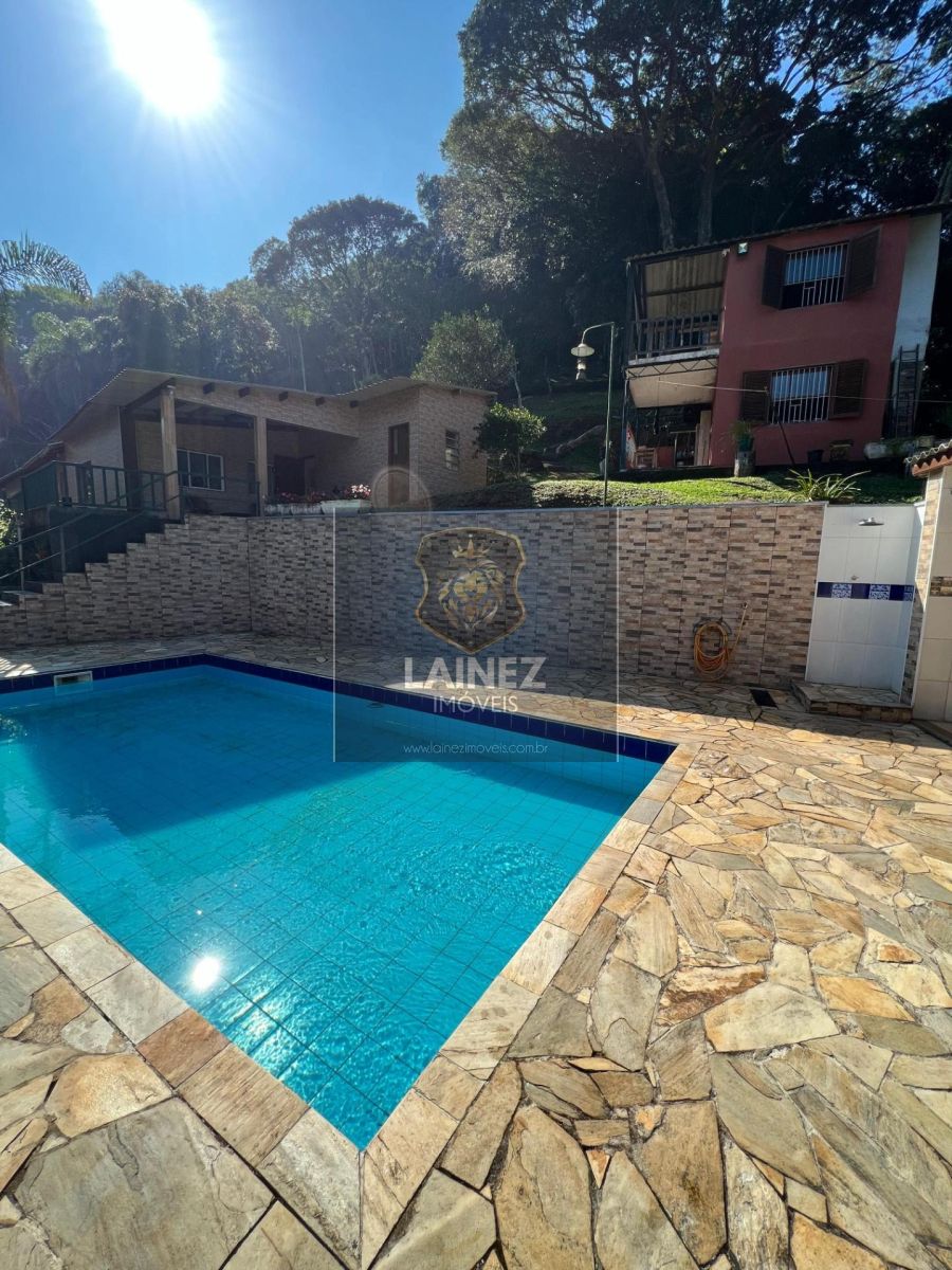 Chácara com piscina e riacho na divisa da Serra, escritura registrada. Casa com suítes e chalés. Seu lazer garantido!