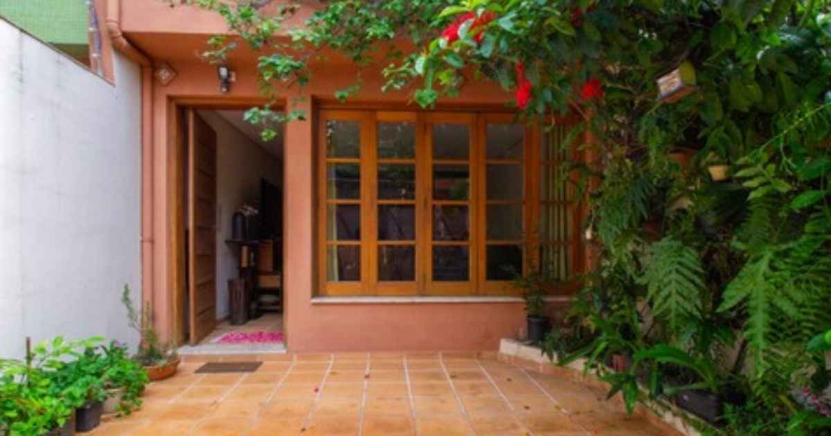 Residência exclusiva no Ipiranga 🌆, 120 m², 2 quartos (1 suíte), piscina 🏊 e varanda 🌄. Conforto e sofisticação por R$ 1.640.000!